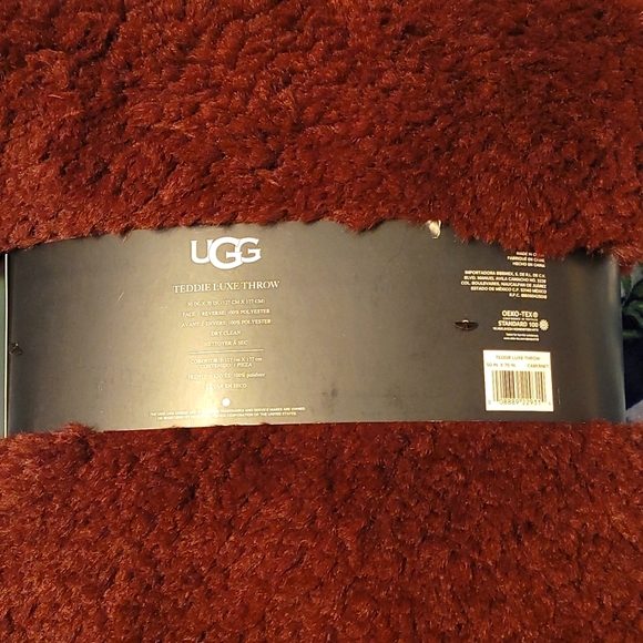 UGG Teddie Reversible Throw Blanket - Picture 4 of 4